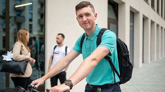 Junge Menschen sitzen an einem Tisch im Konferenzraum und unterhalten sich