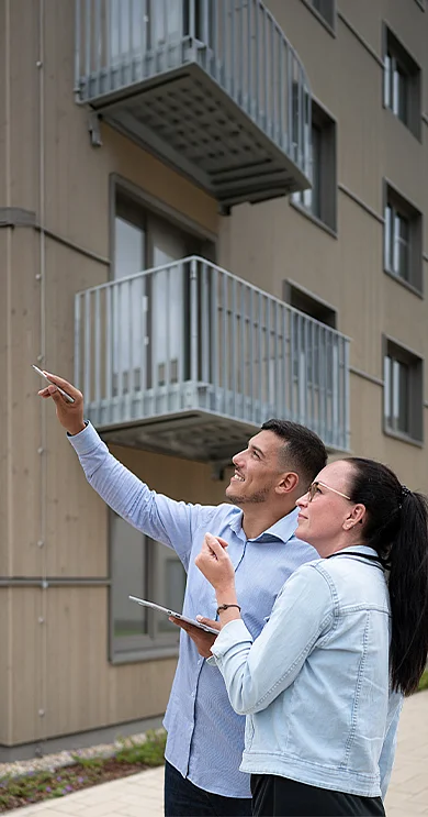 Eine Frau und ein Mann schauen sich das neue Gebäude an