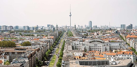 Blick auf die Skyline von Berlin mit dem Berliner Fernsehturm