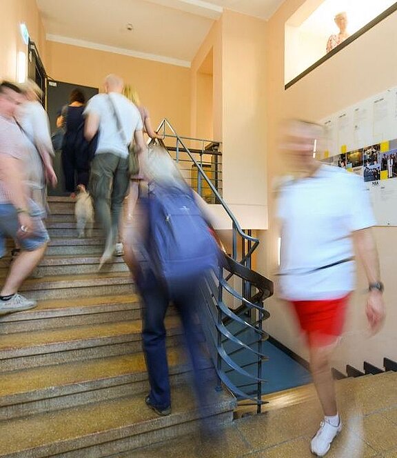 Besucher steigen Treppe hinauf