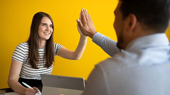 HOWOGE Mitarbeiter geben sich ein High Five