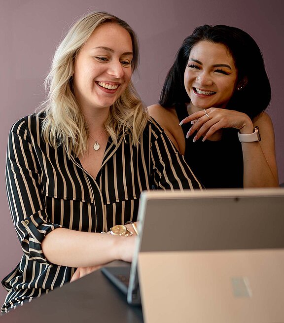Zwei Frauen am Laptop