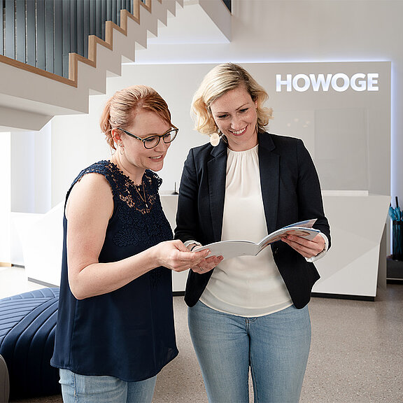 2 Frauen schauen in die Kamera