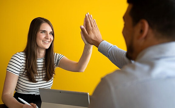 HOWOGE Mitarbeiter geben sich ein High Five